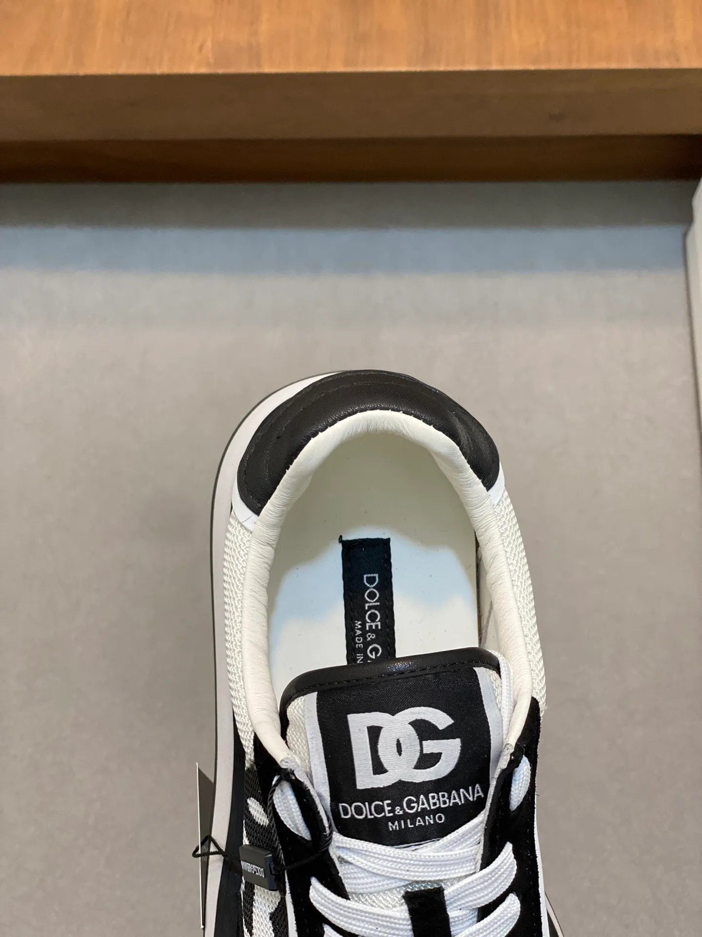 Factory price: 458💰••New products••Dolce&Gabbana••DG✔️High-end men's sports•casual shoes. Original goods from top counters. Original imported cowhide, multi-material splicing design ➕Imported cowhide lining, cowhide feet ➕Original T men's shoes 💰R elastic outsole.  Size: 39-44 (38, 45 customized)